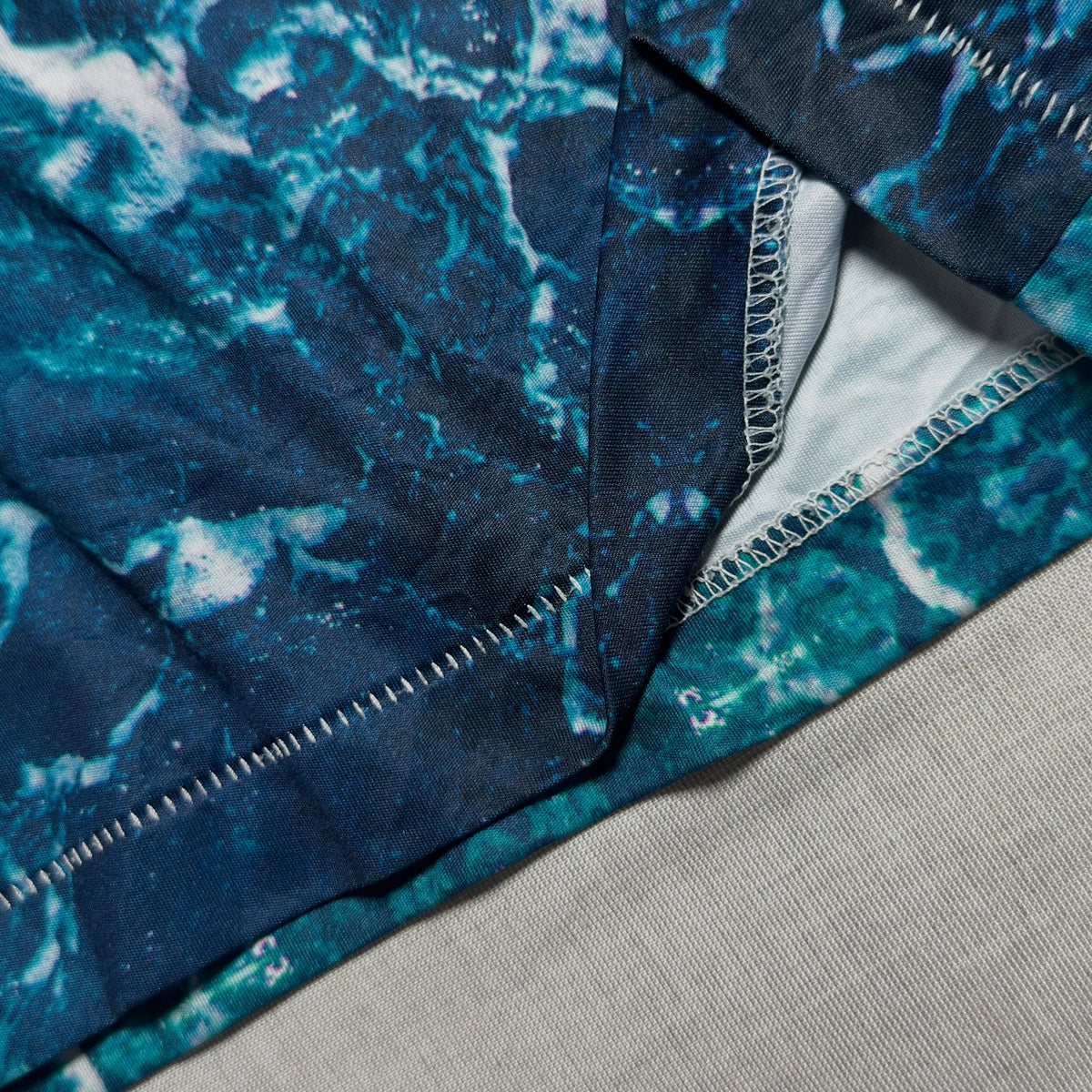 TRUE RELIGION // “SUBLIMATED WAVES” ALL-OVER PRINT SINGLE STITCH TEE😈 (M|L)