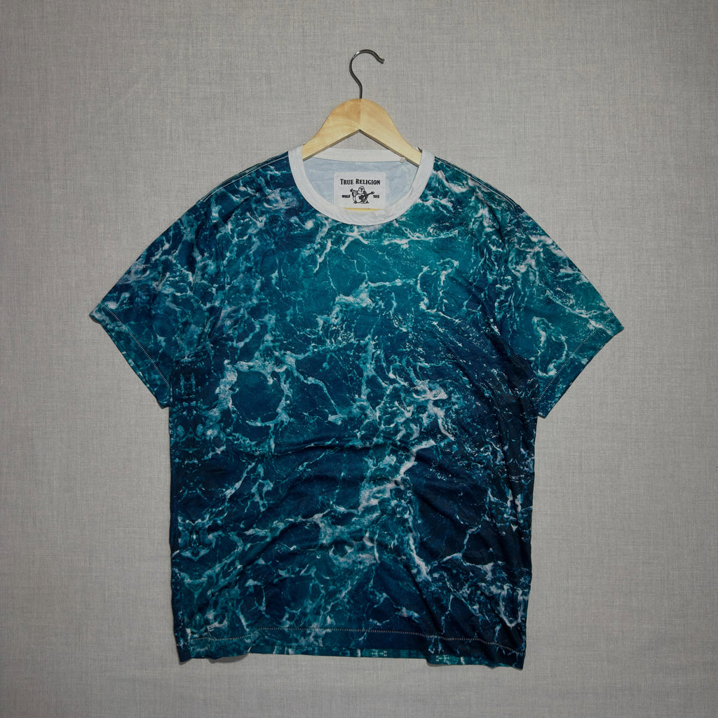 TRUE RELIGION // “SUBLIMATED WAVES” ALL-OVER PRINT SINGLE STITCH TEE😈 (M|L)