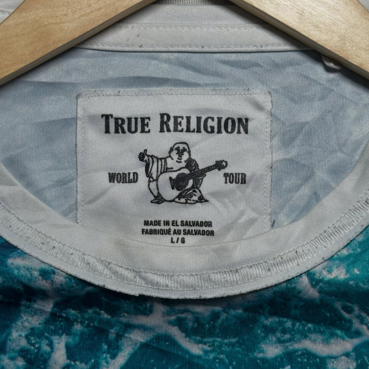 TRUE RELIGION // “SUBLIMATED WAVES” ALL-OVER PRINT SINGLE STITCH TEE😈 (M|L)