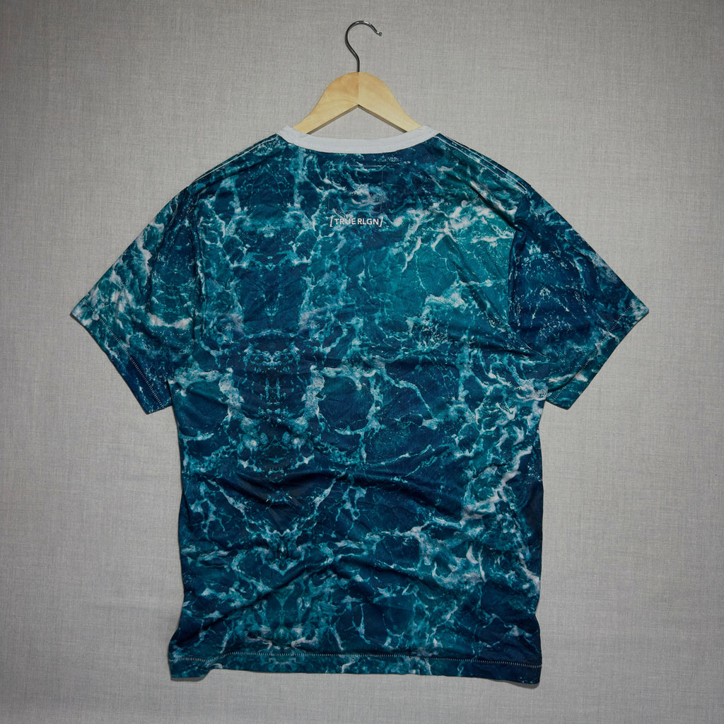 TRUE RELIGION // “SUBLIMATED WAVES” ALL-OVER PRINT SINGLE STITCH TEE😈 (M|L)