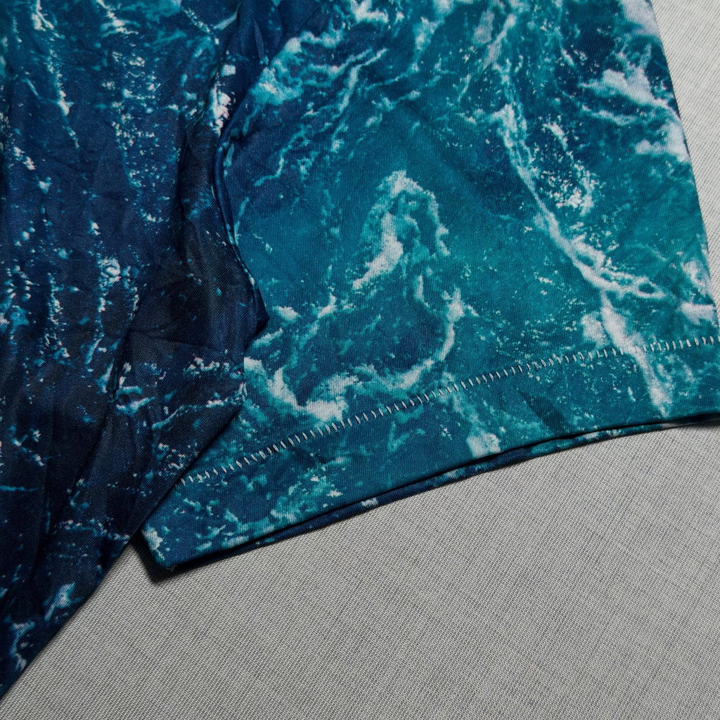 TRUE RELIGION // “SUBLIMATED WAVES” ALL-OVER PRINT SINGLE STITCH TEE😈 (M|L)