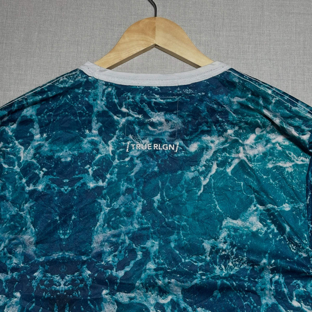 TRUE RELIGION // “SUBLIMATED WAVES” ALL-OVER PRINT SINGLE STITCH TEE😈 (M|L)