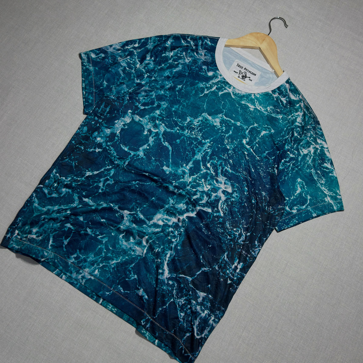 TRUE RELIGION // “SUBLIMATED WAVES” ALL-OVER PRINT SINGLE STITCH TEE😈 (M|L)