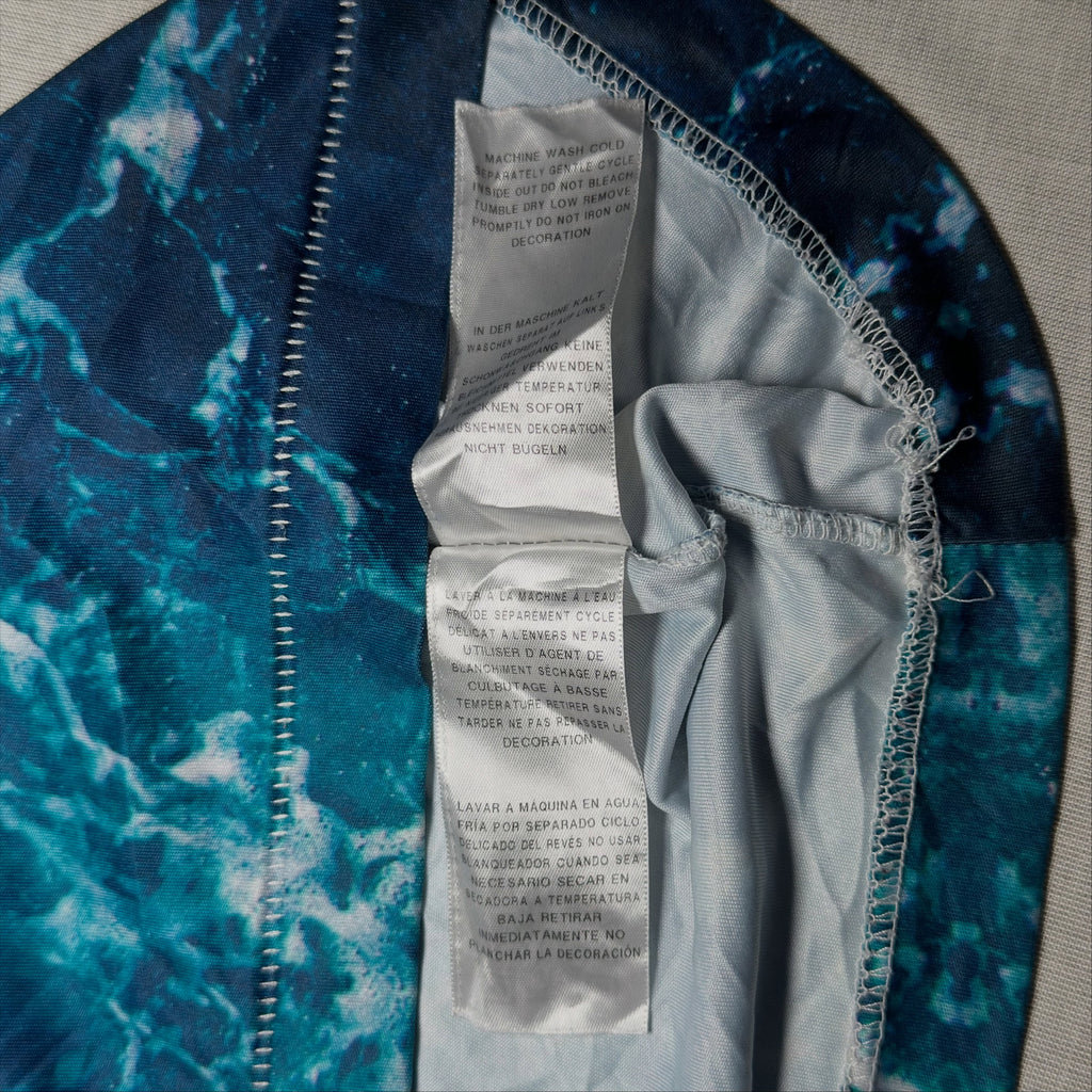 TRUE RELIGION // “SUBLIMATED WAVES” ALL-OVER PRINT SINGLE STITCH TEE😈 (M|L)