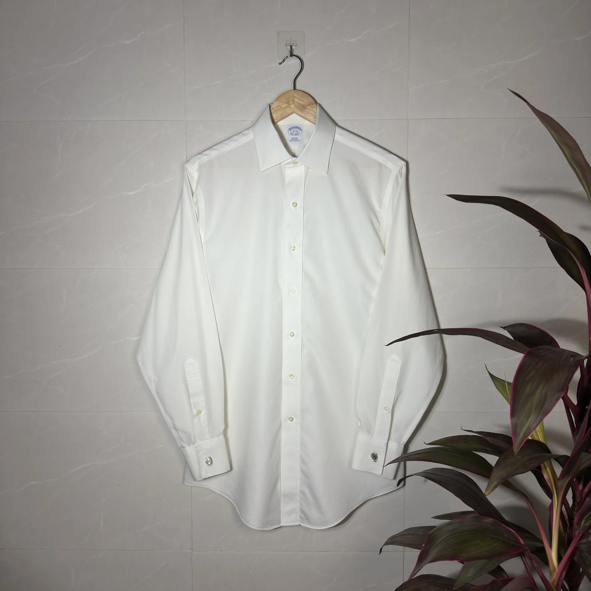 BROOKS BROTHERS WHITE ‘SLIM FIT’ DRESS SHIRT (M)