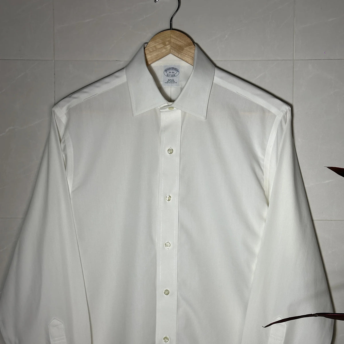 BROOKS BROTHERS WHITE ‘SLIM FIT’ DRESS SHIRT (M)