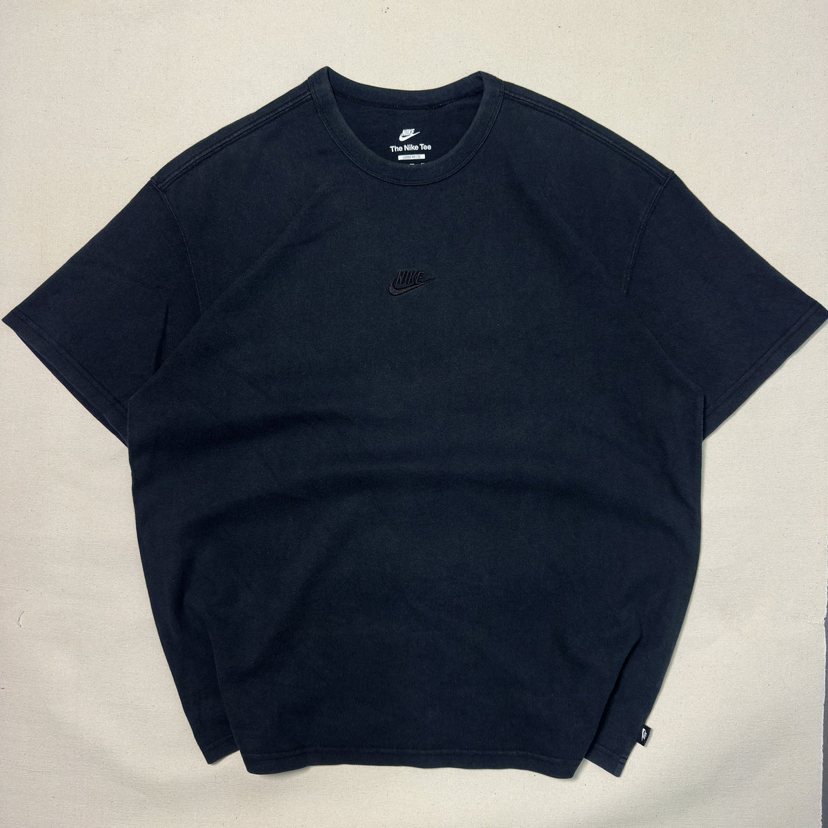 NIKE CENTER EMBROIDERED SWOOSH HEAVYWEIGHT BLACK TEE (XL|XXL)