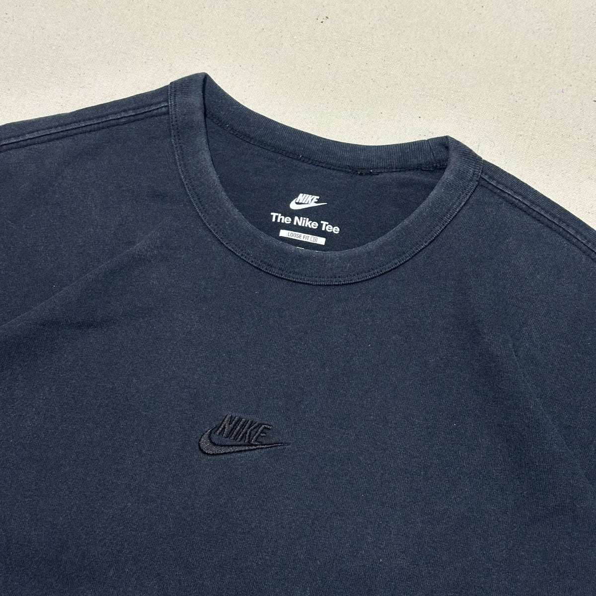 NIKE CENTER EMBROIDERED SWOOSH HEAVYWEIGHT BLACK TEE (XL|XXL)