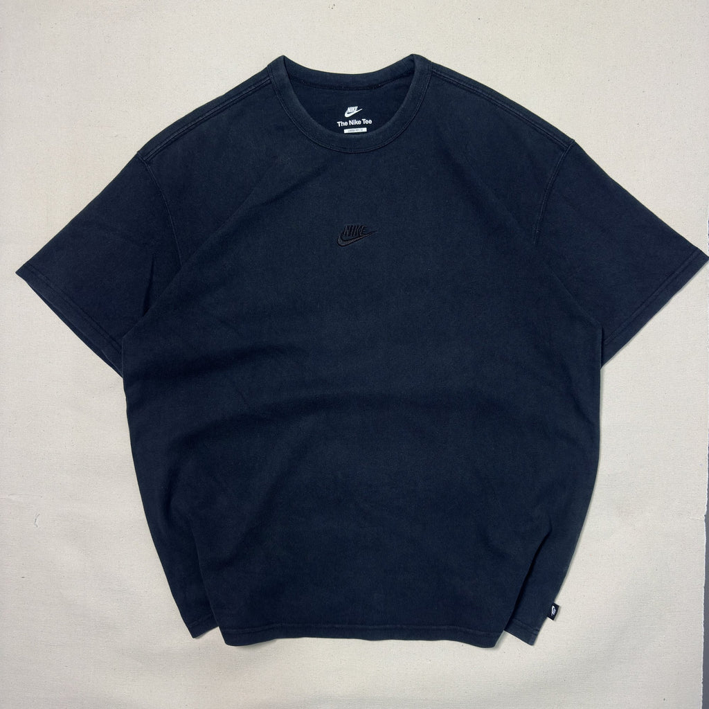 NIKE CENTER EMBROIDERED SWOOSH HEAVYWEIGHT BLACK TEE (XL|XXL)