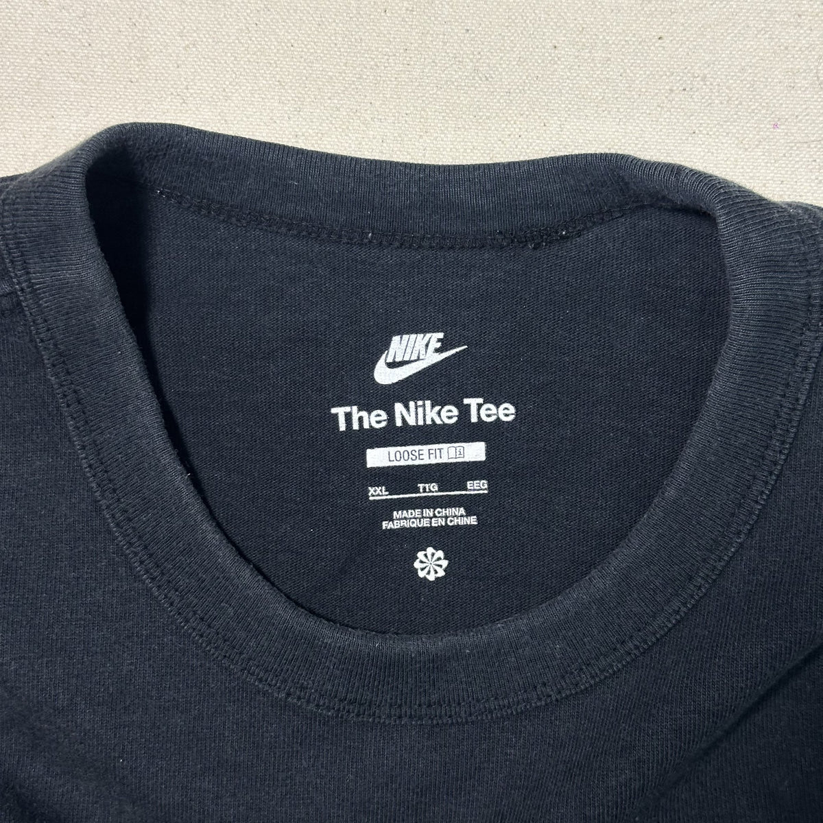 NIKE CENTER EMBROIDERED SWOOSH HEAVYWEIGHT BLACK TEE (XL|XXL)